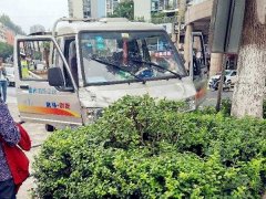 <b>小货车撞坏路边护栏   突然冲上了人行道</b>