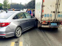 三秒急促长串喇叭声后 轿车与货车当街相撞