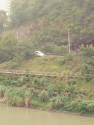 小车卡在道路边沿进退两难 网友：想下河泡澡？