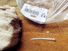 超市买回的五花肉 里面竟有白色条状物