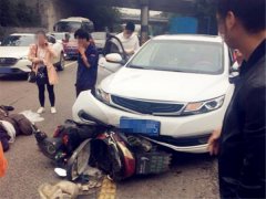 小车与电瓶车碰撞  两男子倒地不起