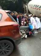 雨天路滑发生车祸 摩托司机倒地不起