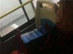 老人早高峰用物品占座 其他乘客只能站着