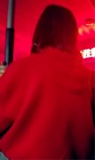 女子抱娃挤公交很吃力 被乘客感动很温暖