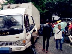 司机手刹没拉稳 货车猛“怼”两辆小车
