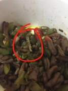 打包的外卖里发现肥虫 食客直呼恶心