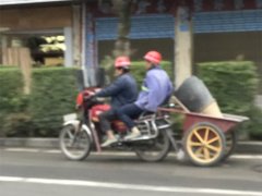 神操作！乘客搭摩托徒手拉推车