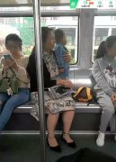 妇人抱小孩任其站在车厢座位上 乘客看后觉得不合适