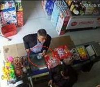 顾客玩“换零钱”把戏 店家被骗走一百元