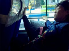 大妈公交上占位姿势霸气 还练起了“劈叉”