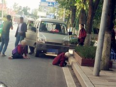 两老太横穿公路被撞倒 瘫坐地面动弹困难
