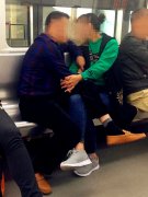 一对男女车厢坐姿尴尬 乘客：非常辣眼睛