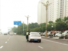 收费员紧贴小车道路上奔跑 令目击者胆战心惊