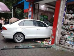 女司机驾车被货车撞上 错踩油门冲进蛋糕店