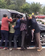 如此讨吉利？老人拦婚车要红包