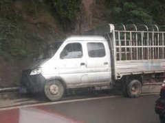 轿车撞上小货车 车头粉碎轮胎外露