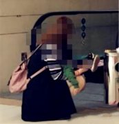 女子在电梯口给孩子把尿     令路人反感