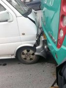 长安车撞上载客客车 车头破损严重