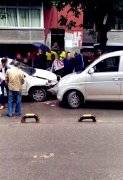 两车街头“互吻” 均有不同受损