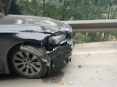 两车相撞 宝马险些撞下山岩