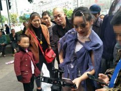 女子妆容奇特 披着床单在街头拍视频