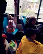 女子手提蛋糕占位 旁边的老人却蹲在地上