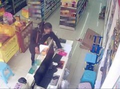 女子趁店员不注意  顺走一盒价值200元的药