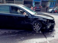 两车发生碰撞  车轮双双爆胎