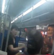 女子坐公交却被打 原因是对方老婆没站稳
