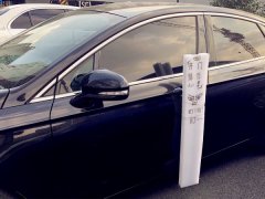 怕爱车被剐蹭 车主自制创意“防擦器”