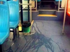 公车上女子用垃圾桶为女童把尿 现场气味瞬间无法描述