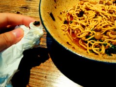 面里吃出老鼠屎 老板：吃了面没吃屎给你半价