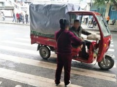 三轮司机斑马线上停车聊天 路人直呼受不了