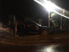 小轿车雨夜“飞”上花坛 安全气囊都弹出来了