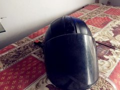 放在摩托上的头盔竟被偷换 车主觉得不可思议