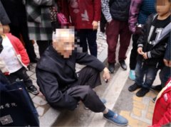 老人突然倒地  众人合力救助暖人心
