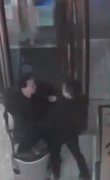 男子进商场上厕所 却和保安起了冲突