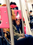 男子车厢里“吞云吐雾” 引身旁乘客吐槽