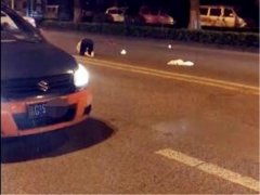 美女疑似醉酒脱掉外套 跪在路中央