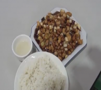 顾客被一碗炒菜气哭 老板：我也不想的