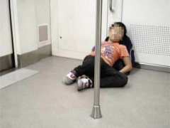 小男孩车厢内席地而睡 乘客看着心疼