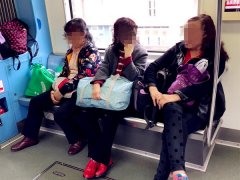 大妈们用背包占位 一眼望去全是包
