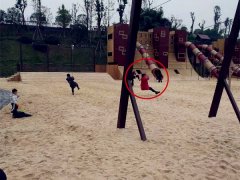 大人在儿童游乐设施上玩得嗨  路人：这不是亲子乐园