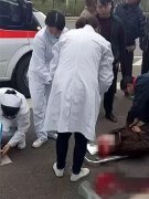 男子骑摩托不慎翻车 头部受到重创