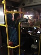 司机开车途中上演“葛优瘫”  乘客忧心忡忡