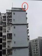 男子与妻子闹矛盾后 站在楼顶边沿欲轻生
