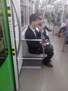 男乘客车厢内嗑瓜子 垃圾扔得满地都是