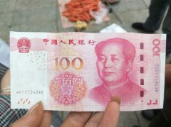 老人卖菜收到假钞 目击市民：良心何在？
