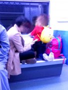 车厢里家长打座孩童跪坐 乘客：如此霸座不雅观