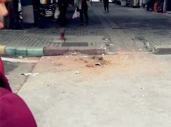花盆从天而降  泥土洒落一地